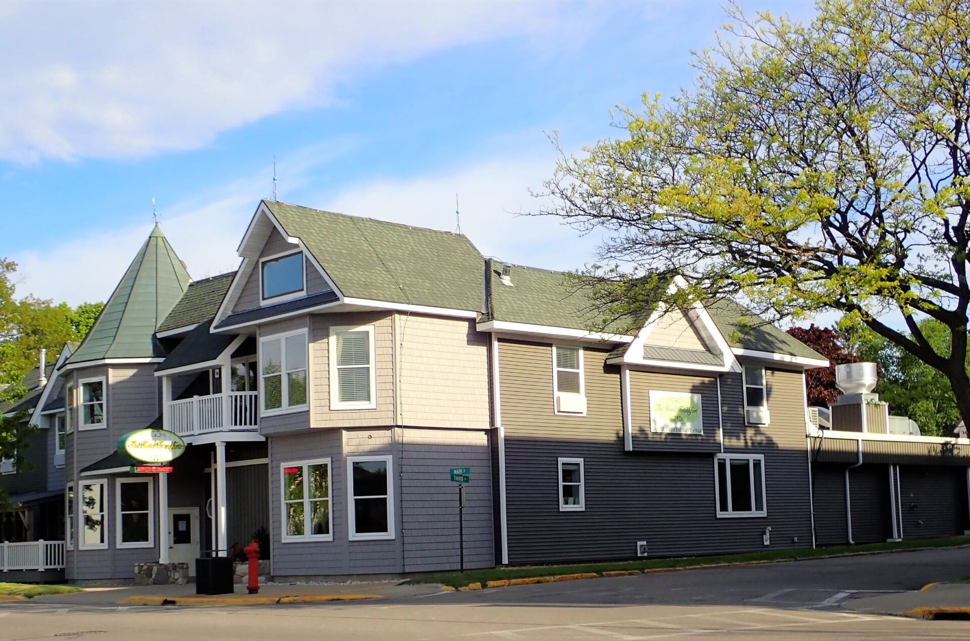 Best place to stay in Frankfort, Michigan: Hotel Frankfort