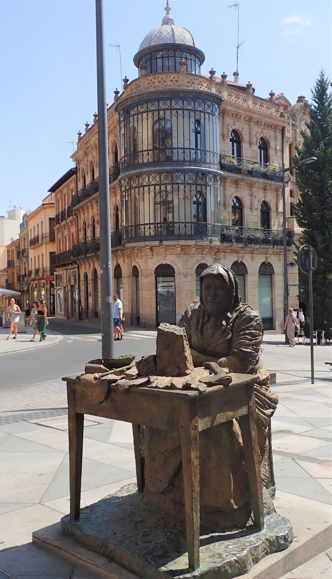 Things to see in Salamanca: statue of the Alberca Woman in front of the Central Market building
