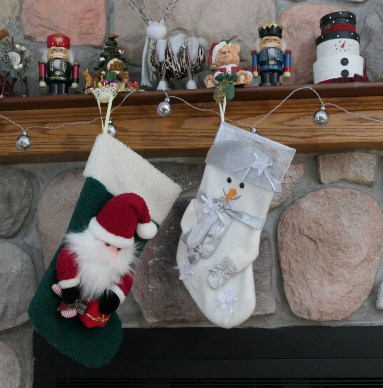 25 Best Stocking Stuffers for Travelers (Holiday Gift Guide 2026)