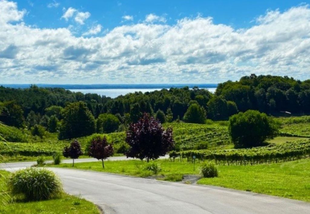 Scenic drive along the Old Mission Peninsula in Traverse City, Michigan