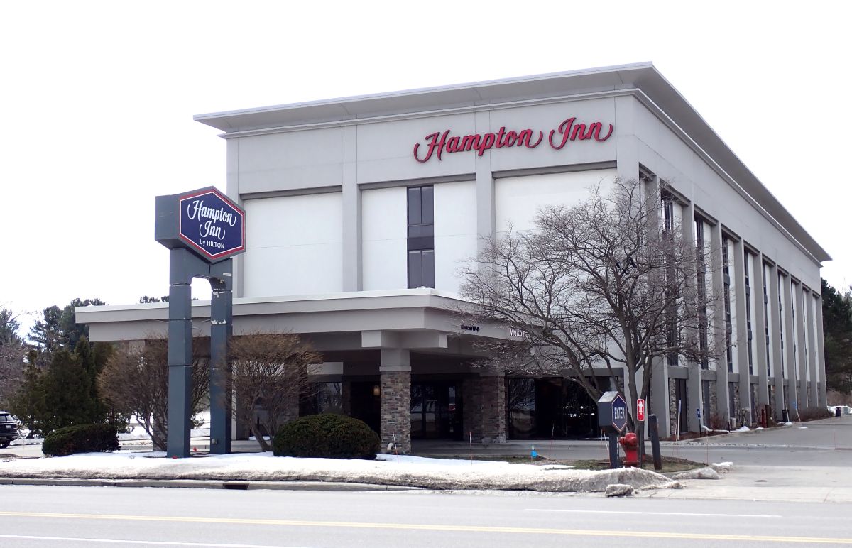 The Hampton Inn  is a  mid-range choice for travelers who want to stay close to downtown Traverse City.