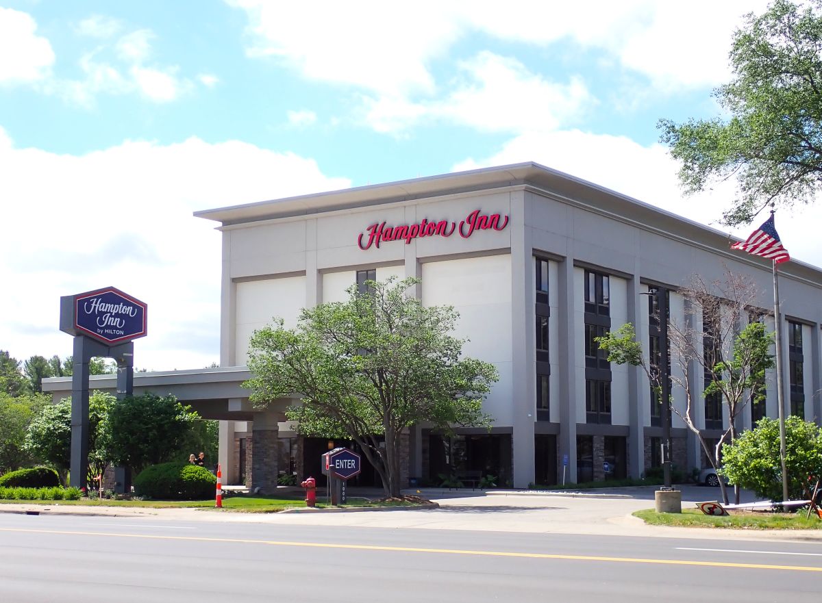 The Hampton Inn  is a  mid-range choice for travelers who want to stay close to downtown Traverse City.